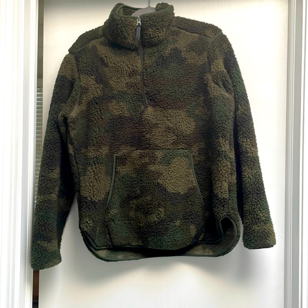 Camaflouge green sweatshirt, no flaws perfect fluffy condition! Size L